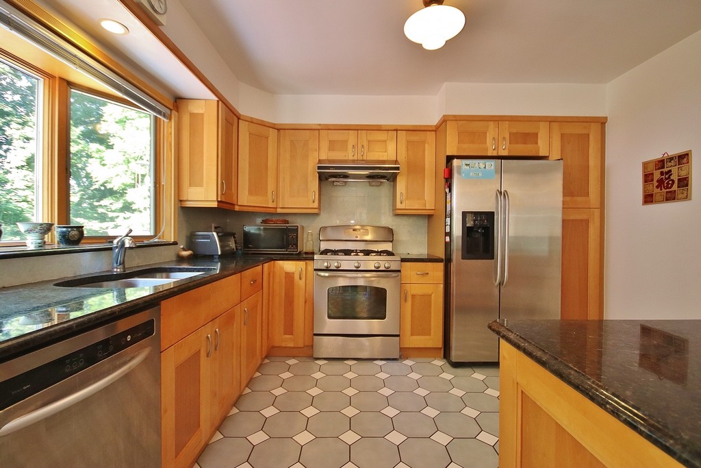 Kitchen has granite counters and maples cabinetry